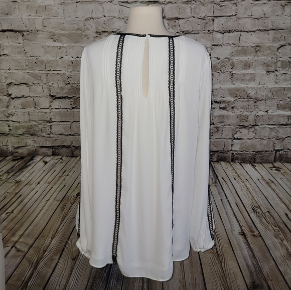 White House Black Market White Blouse with Black Trim Perfect Condition - Picture 3 of 9
